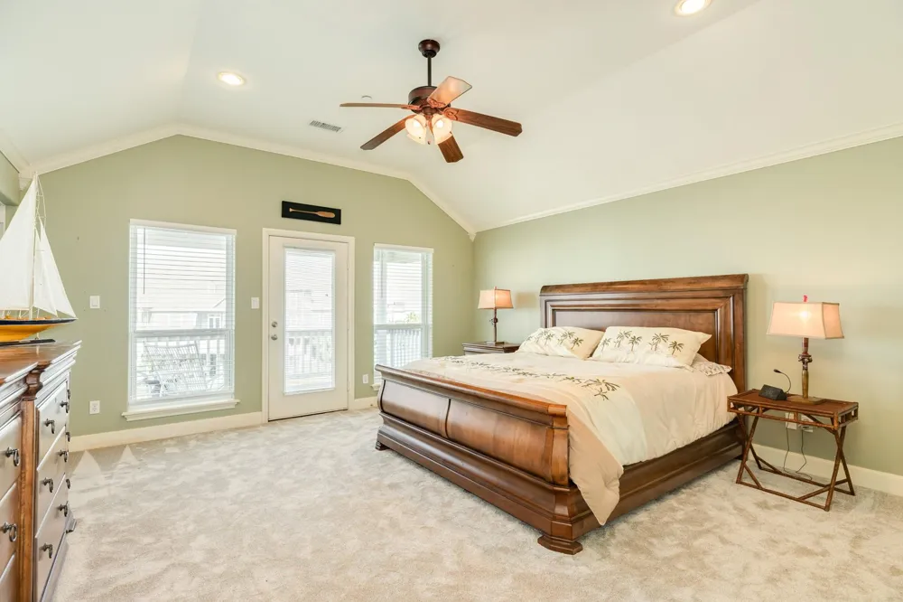 325 Admiral Circle Tiki Island, TX 77554