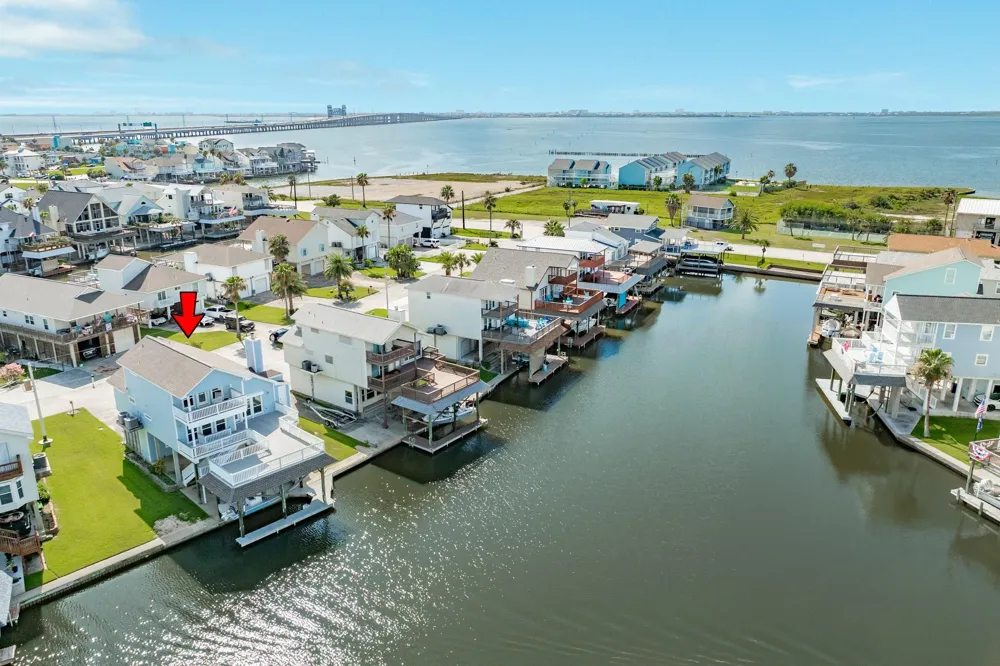 325 Admiral Circle Tiki Island, TX 77554