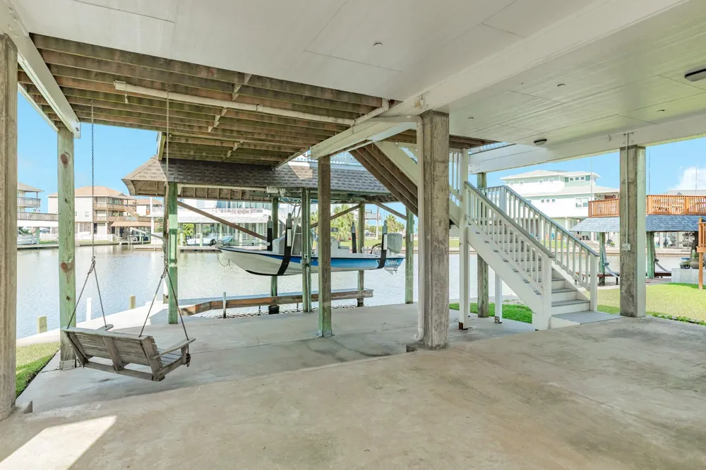 325 Admiral Circle Tiki Island, TX 77554