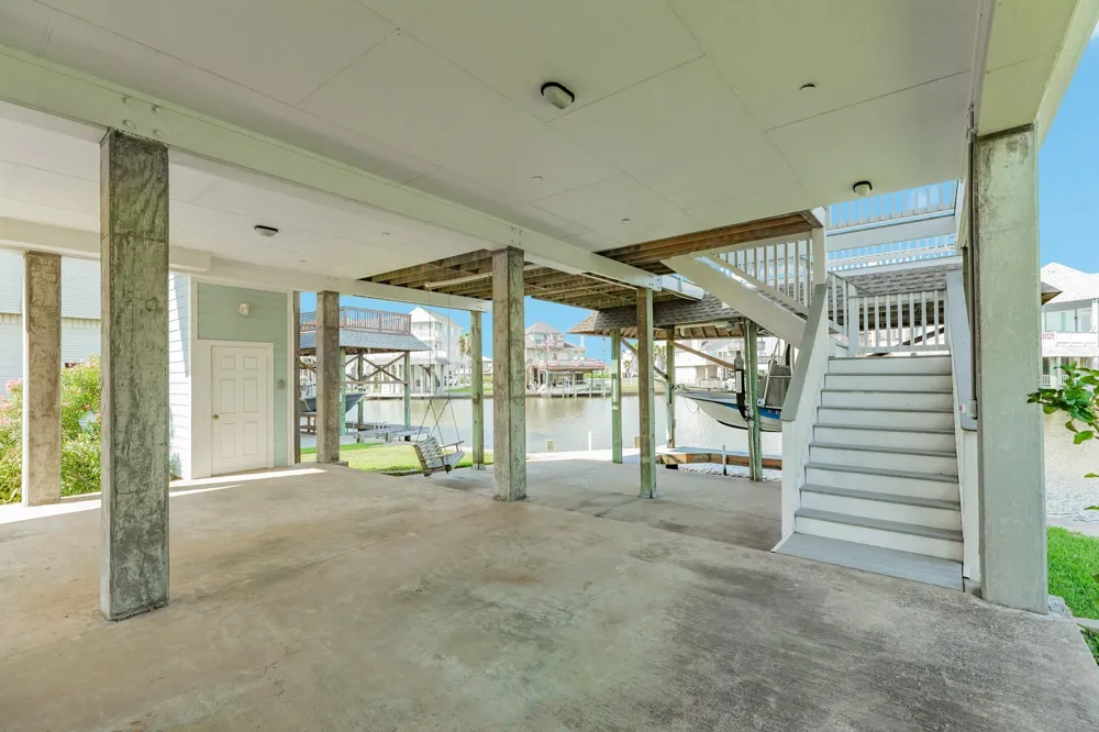 325 Admiral Circle Tiki Island, TX 77554