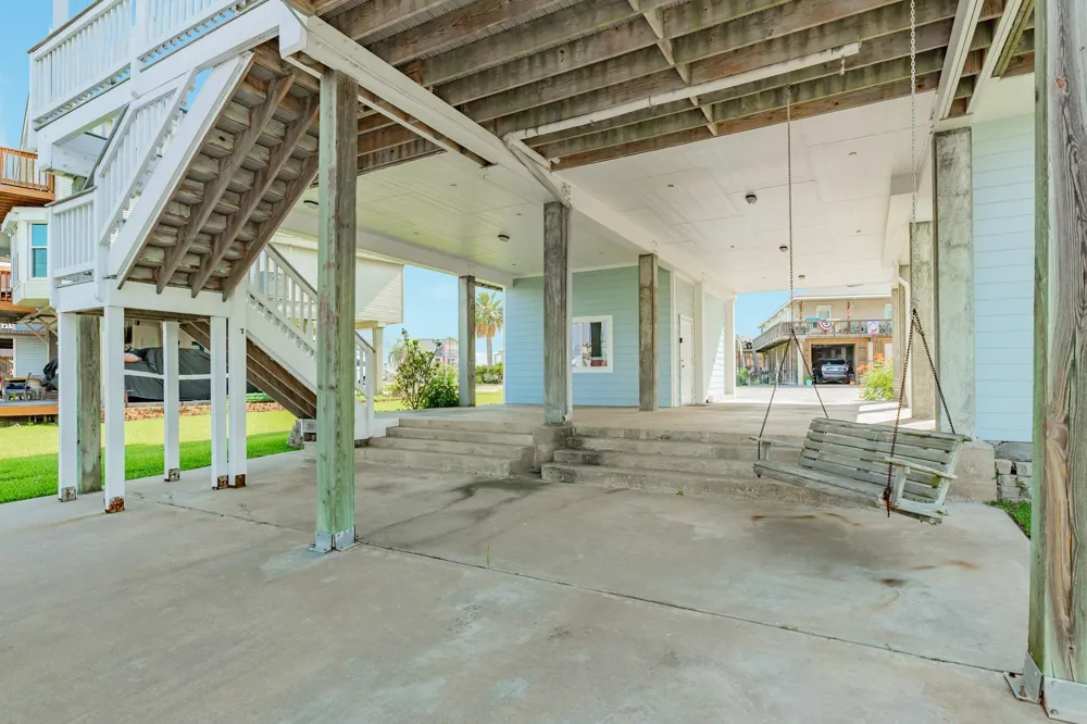 325 Admiral Circle Tiki Island, TX 77554