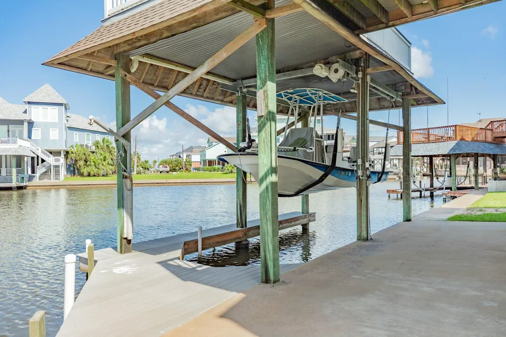 325 Admiral Circle Tiki Island, TX 77554