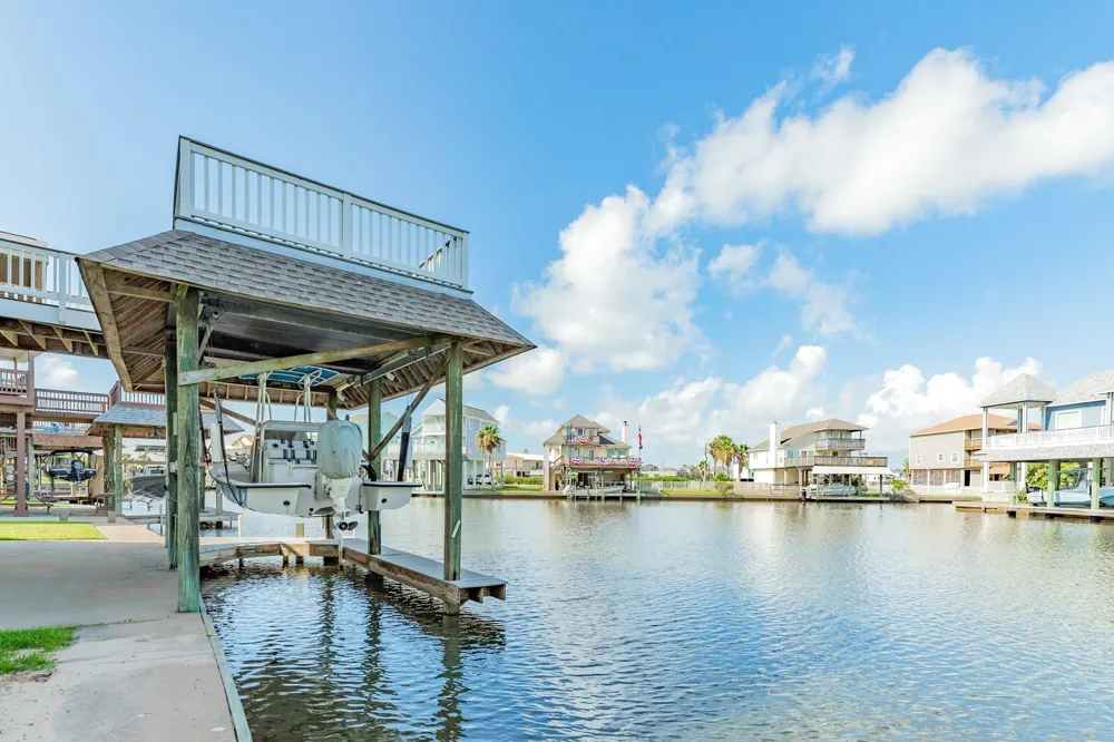 325 Admiral Circle Tiki Island, TX 77554