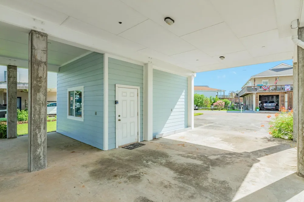 325 Admiral Circle Tiki Island, TX 77554