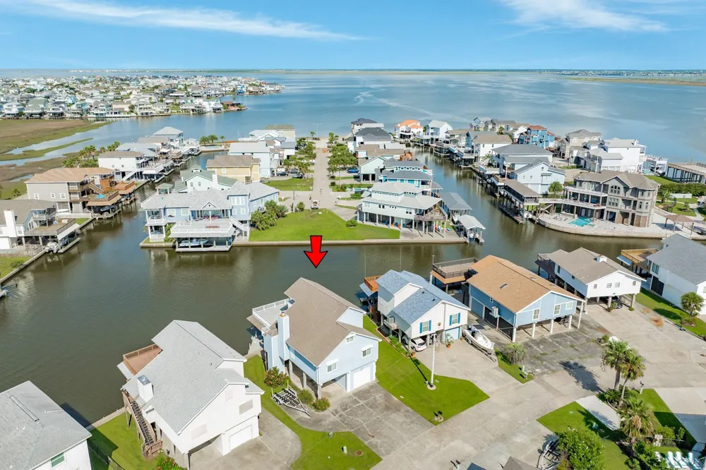 325 Admiral Circle Tiki Island, TX 77554