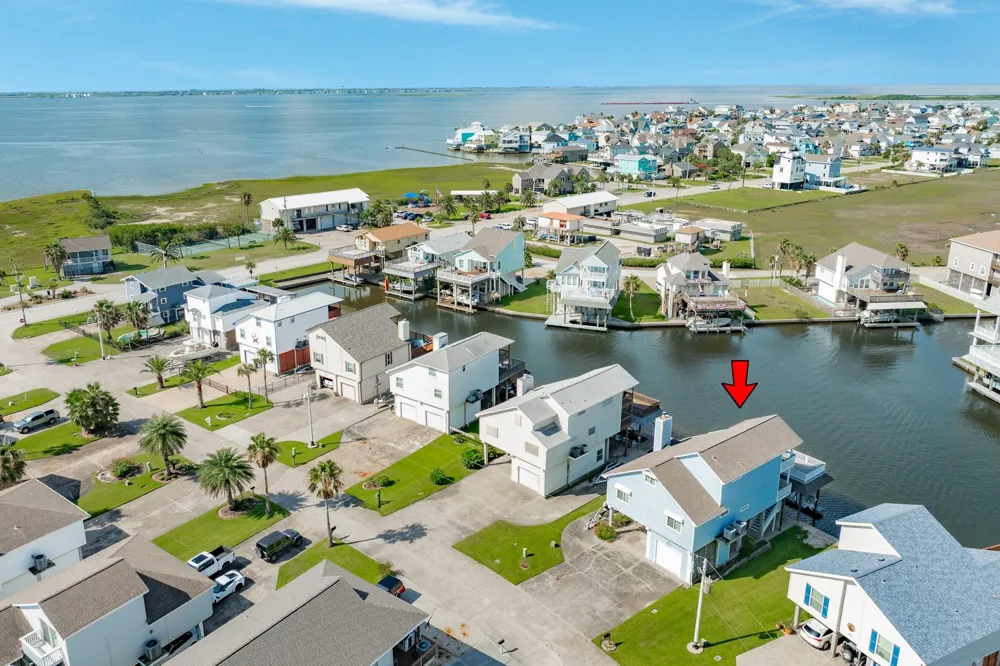 325 Admiral Circle Tiki Island, TX 77554