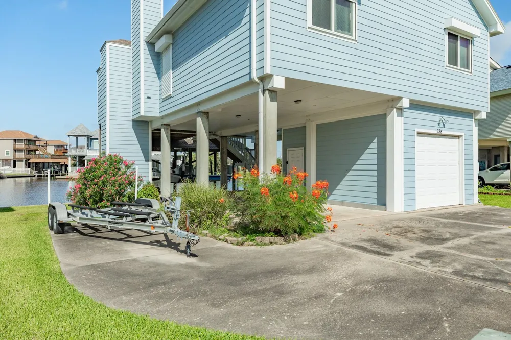 325 Admiral Circle Tiki Island, TX 77554