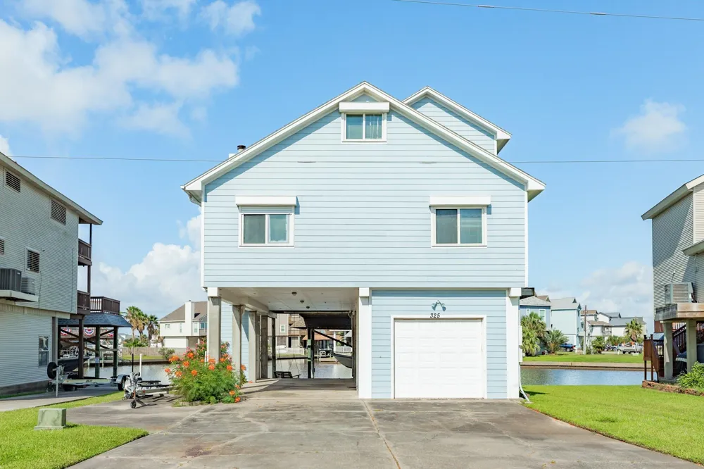 325 Admiral Circle Tiki Island, TX 77554