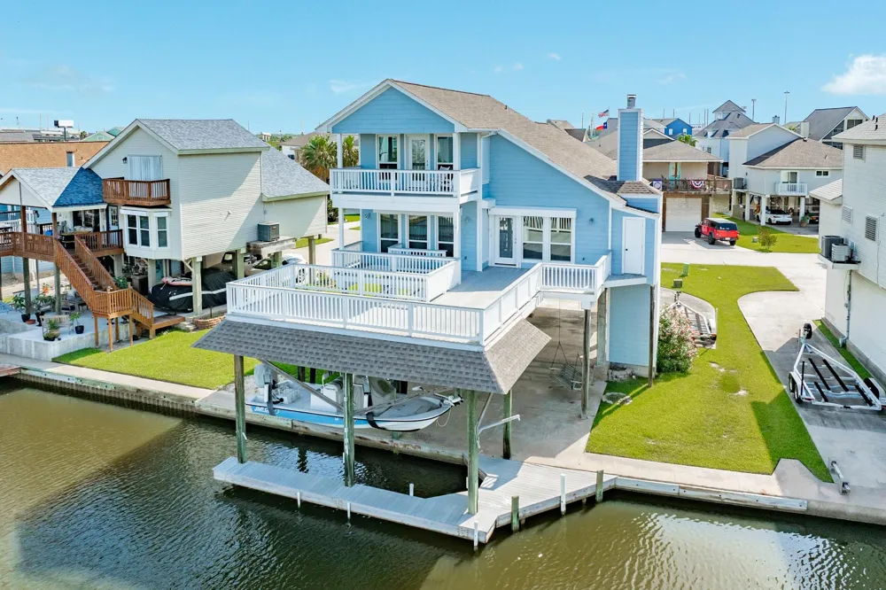 325 Admiral Circle Tiki Island, TX 77554