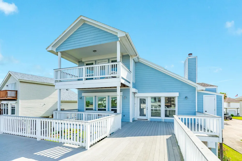 325 Admiral Circle Tiki Island, TX 77554