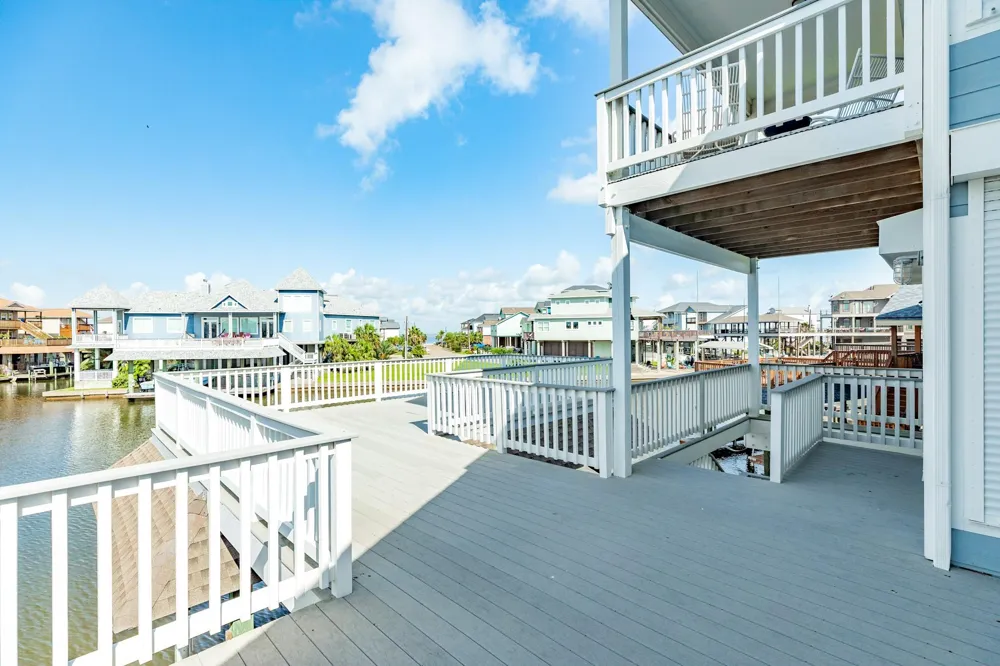 325 Admiral Circle Tiki Island, TX 77554