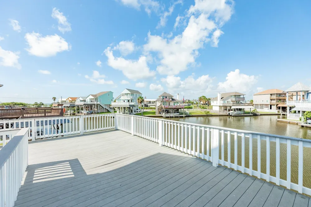 325 Admiral Circle Tiki Island, TX 77554