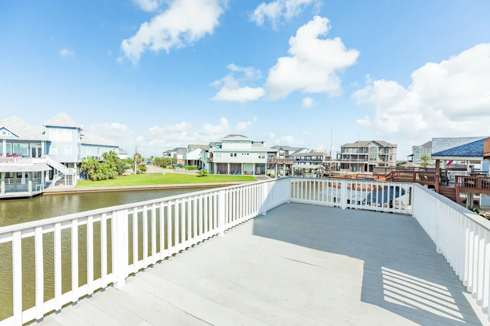 325 Admiral Circle Tiki Island, TX 77554