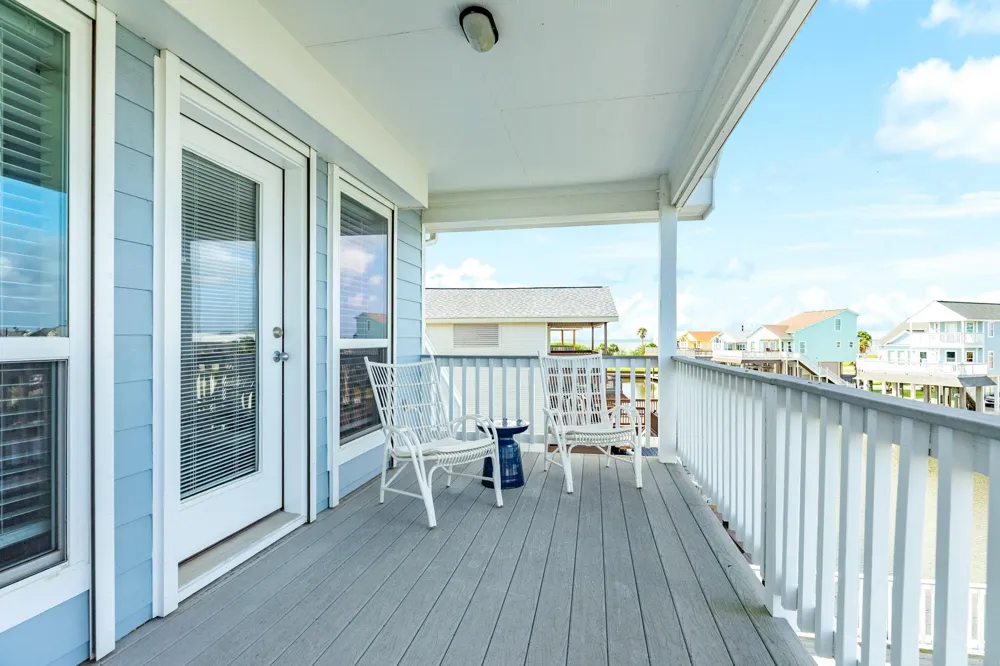 325 Admiral Circle Tiki Island, TX 77554
