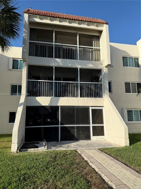 120 Lakeview Dr #114