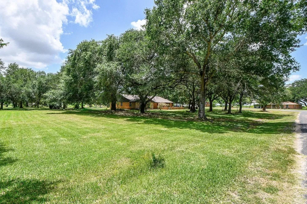 279 Lakeview 3 Road El Campo, TX 77437
