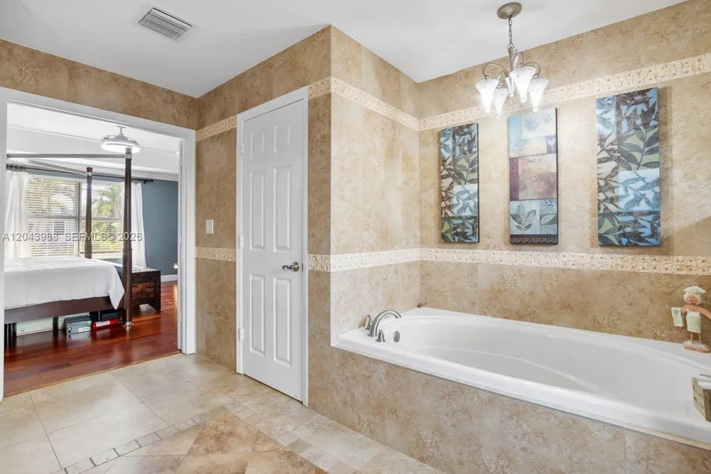 3904 W Gardenia Ave Weston, FL 33332