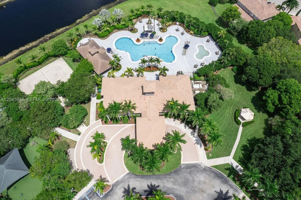 3904 W Gardenia Ave Weston, FL 33332