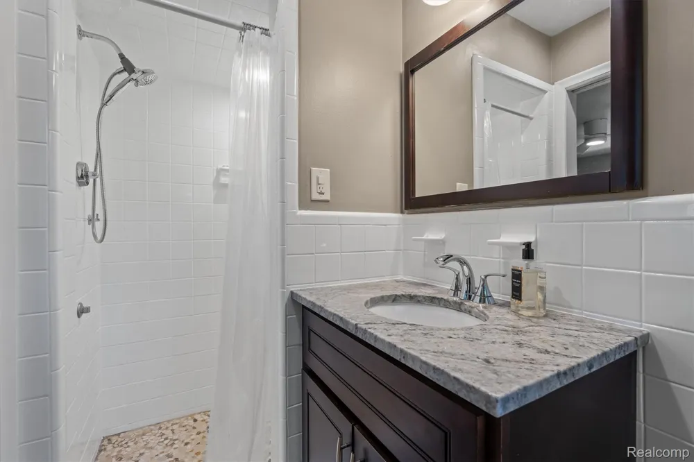 917 S Reading Road S Bloomfield Hills City, MI 48304