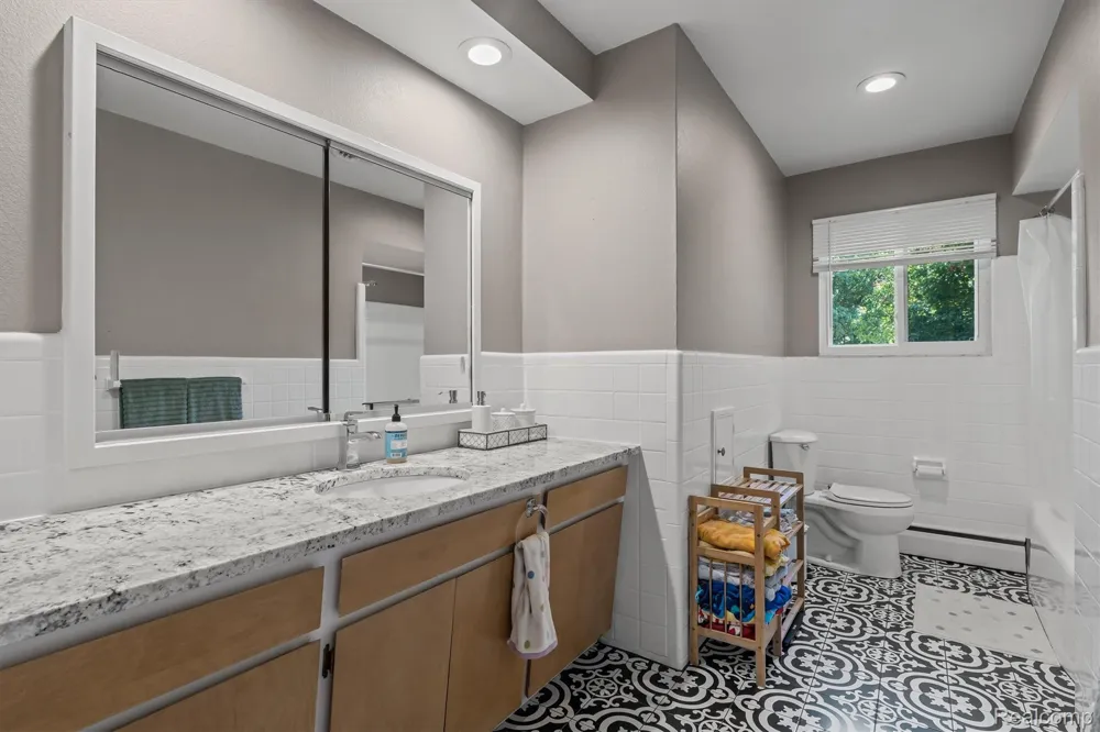 917 S Reading Road S Bloomfield Hills City, MI 48304