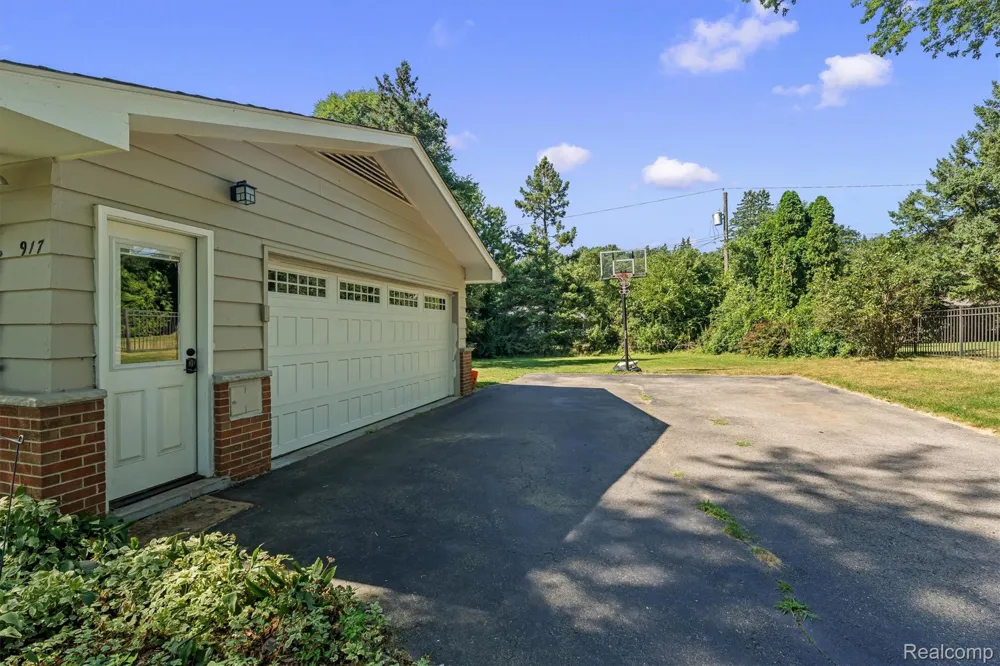 917 S Reading Road S Bloomfield Hills City, MI 48304