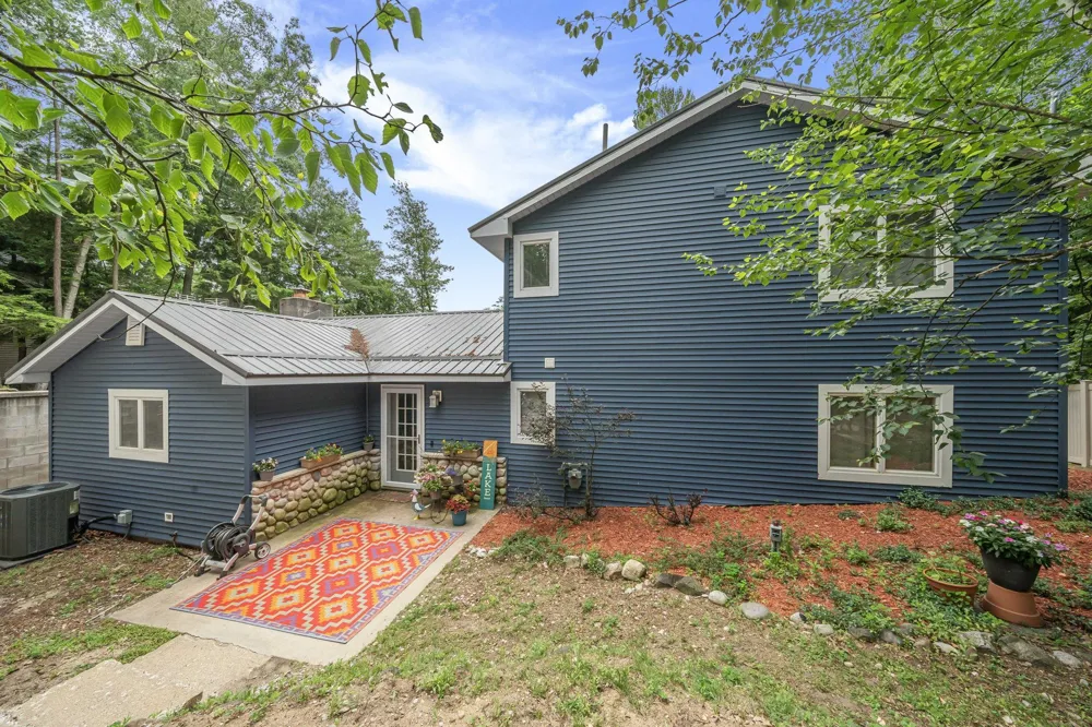 2847 Crescent Shores Drive Long Lake Township, MI 49685