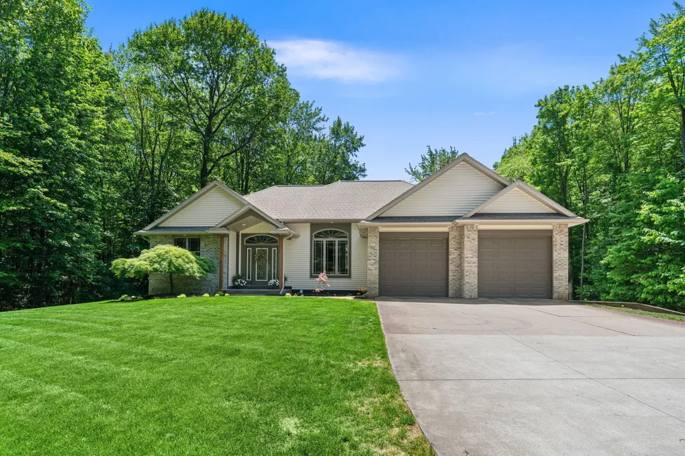 16528 Hemlock Drive Spring Lake, MI 49456