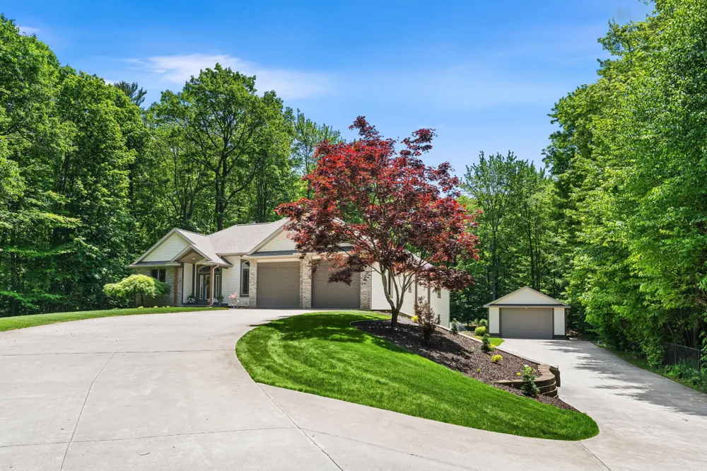 16528 Hemlock Drive Spring Lake, MI 49456