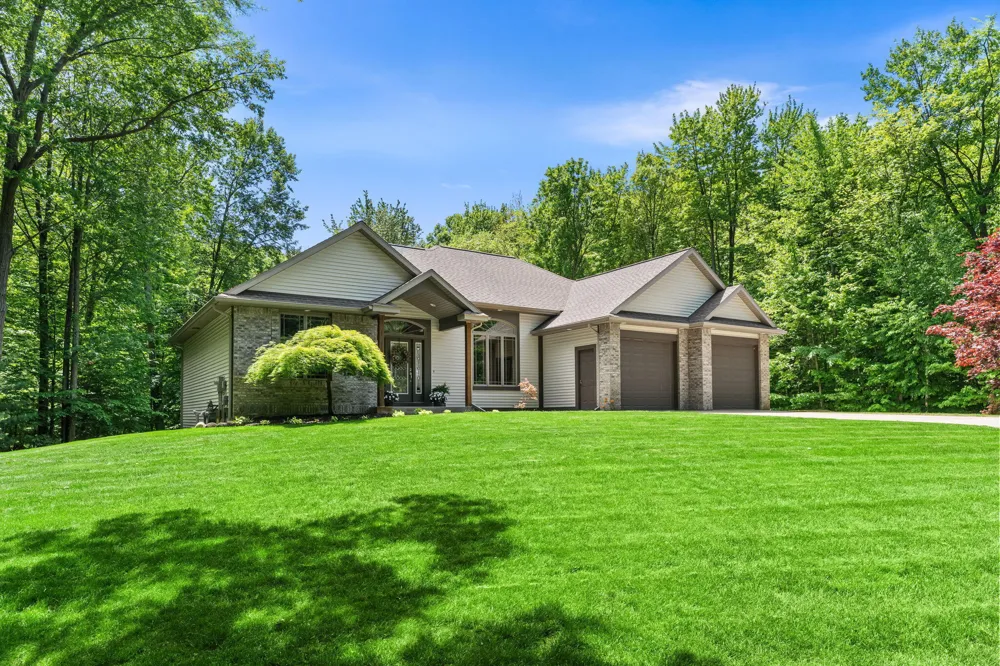 16528 Hemlock Drive Spring Lake, MI 49456