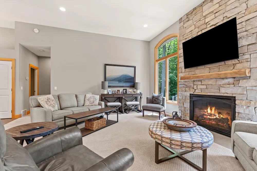 16528 Hemlock Drive Spring Lake, MI 49456