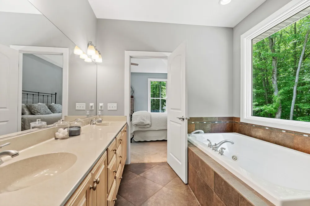 16528 Hemlock Drive Spring Lake, MI 49456