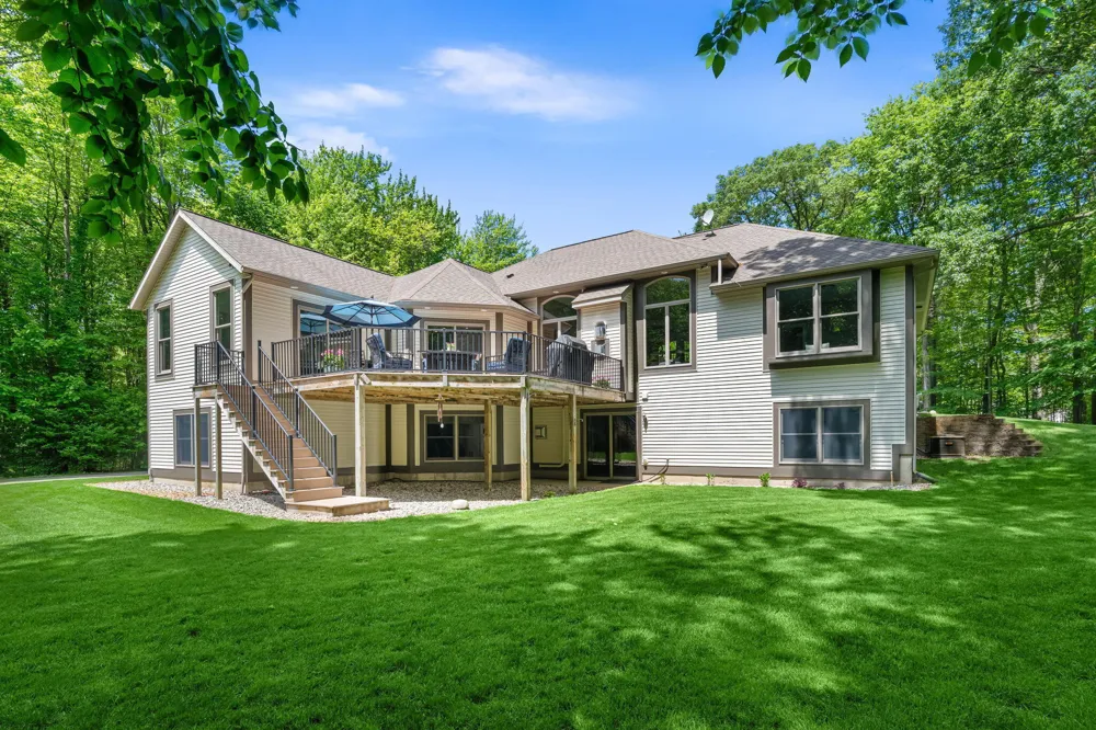16528 Hemlock Drive Spring Lake, MI 49456