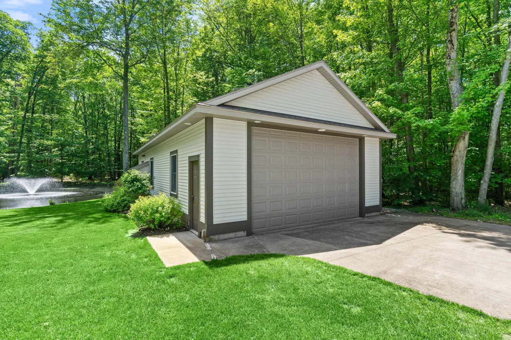 16528 Hemlock Drive Spring Lake, MI 49456