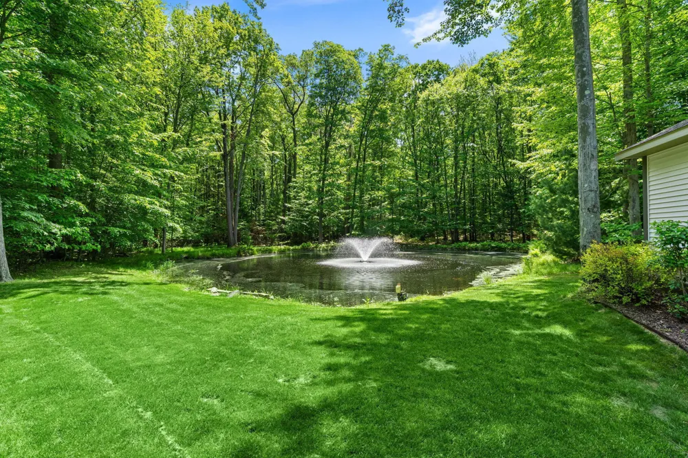 16528 Hemlock Drive Spring Lake, MI 49456