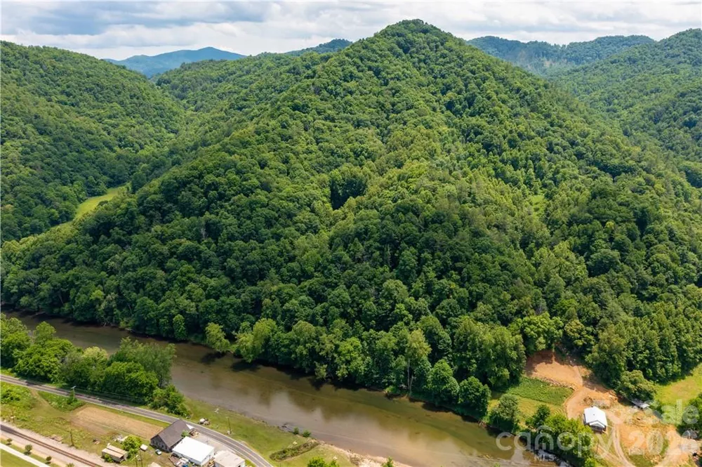 000 High Cliff Drive Green Mountain, NC 28740