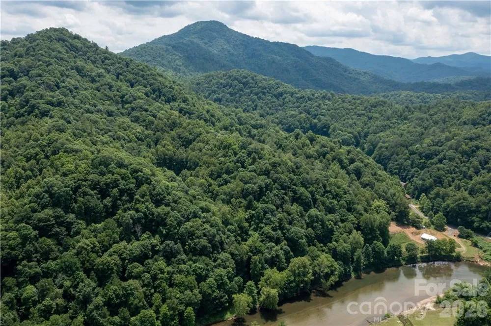 000 High Cliff Drive Green Mountain, NC 28740