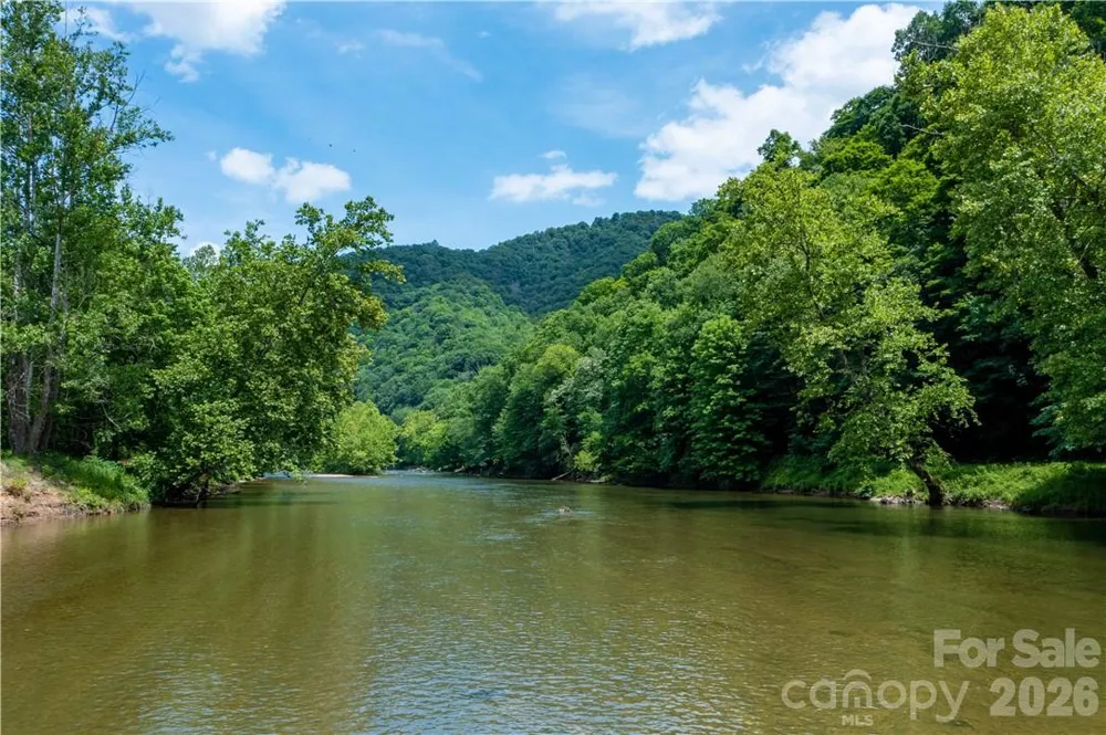 000 High Cliff Drive Green Mountain, NC 28740