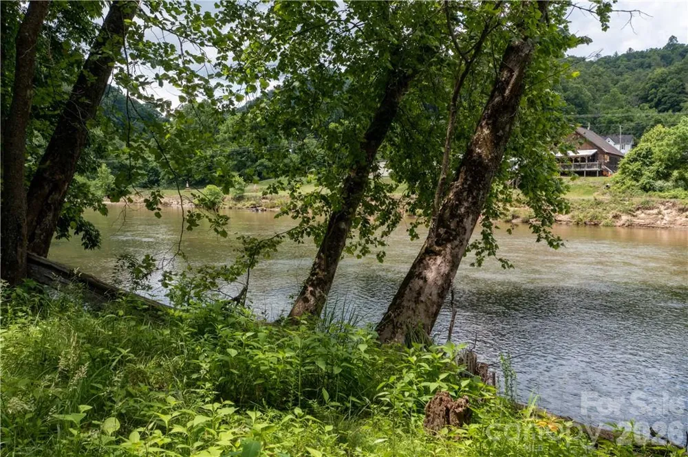 000 High Cliff Drive Green Mountain, NC 28740