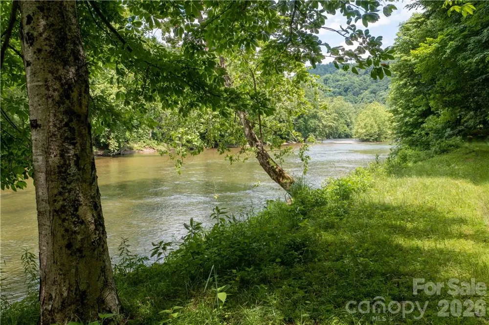 000 High Cliff Drive Green Mountain, NC 28740
