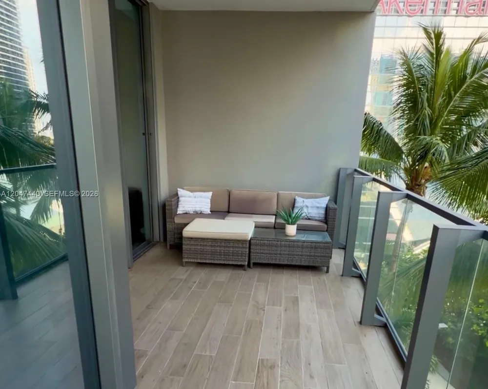 68 SE 6th St #906 Miami, FL 33131