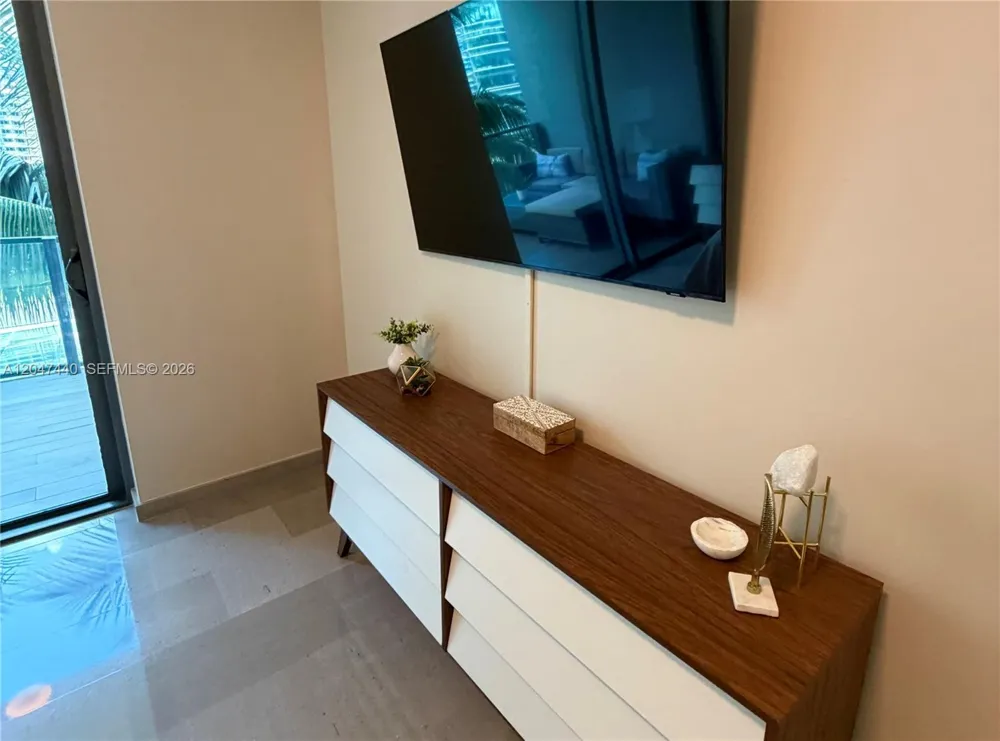 68 SE 6th St #906 Miami, FL 33131