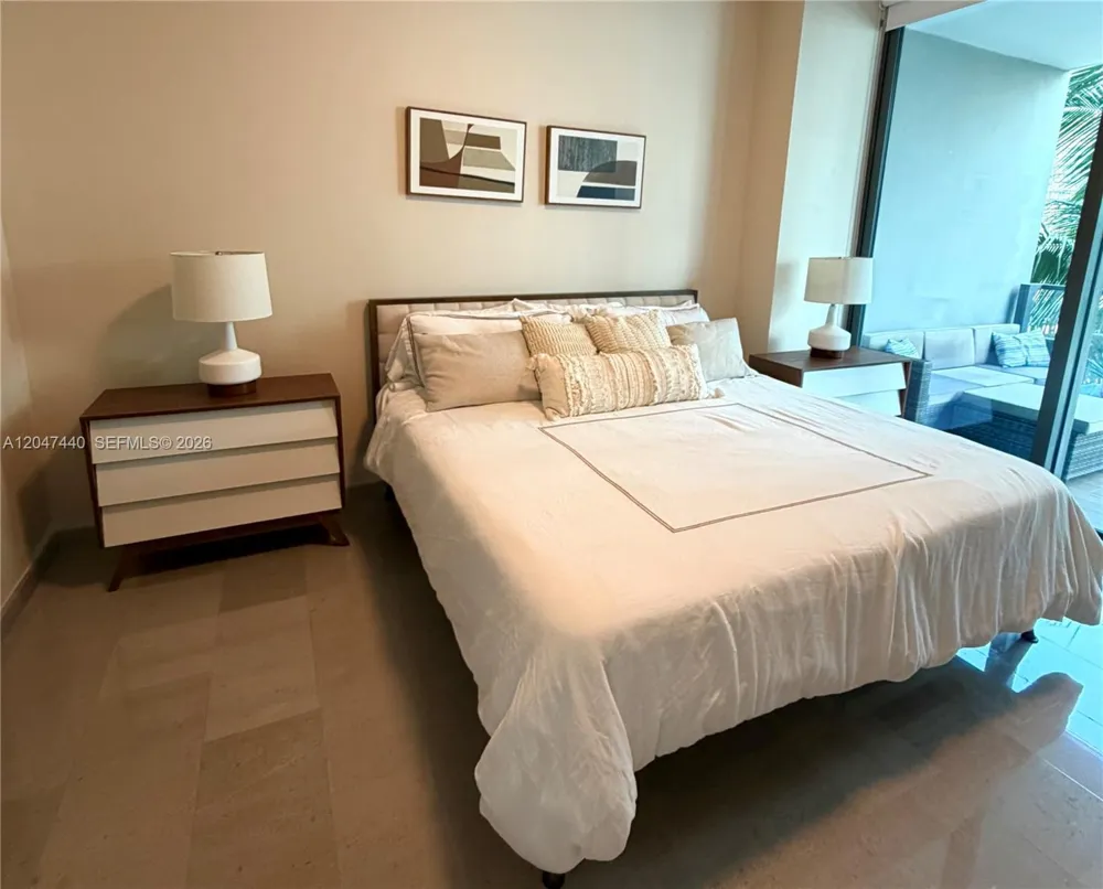68 SE 6th St #906 Miami, FL 33131