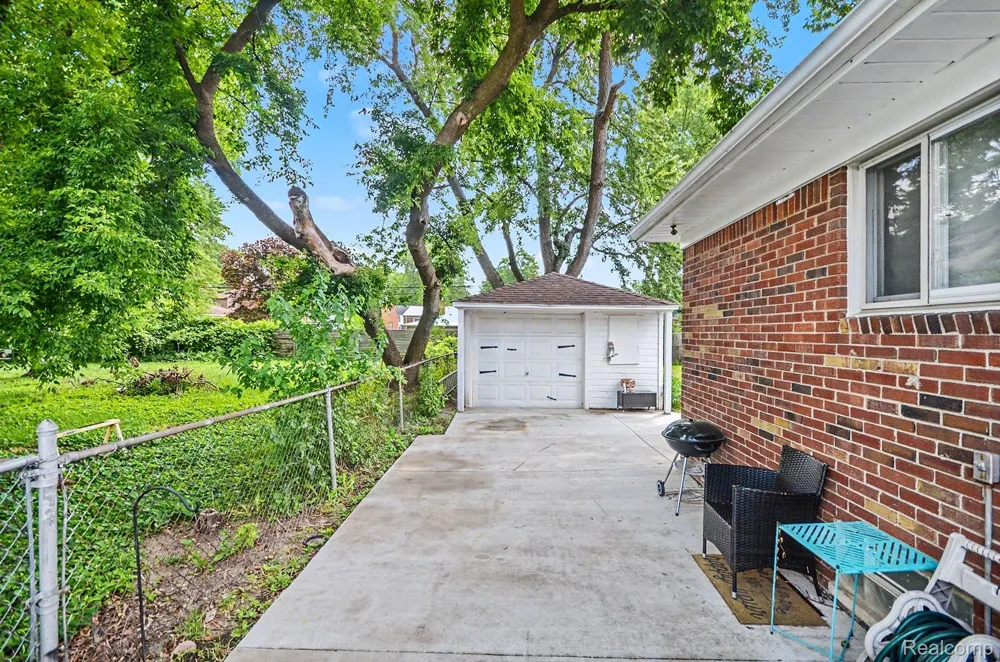 23116 Beechwood Avenue Eastpointe City, MI 48021