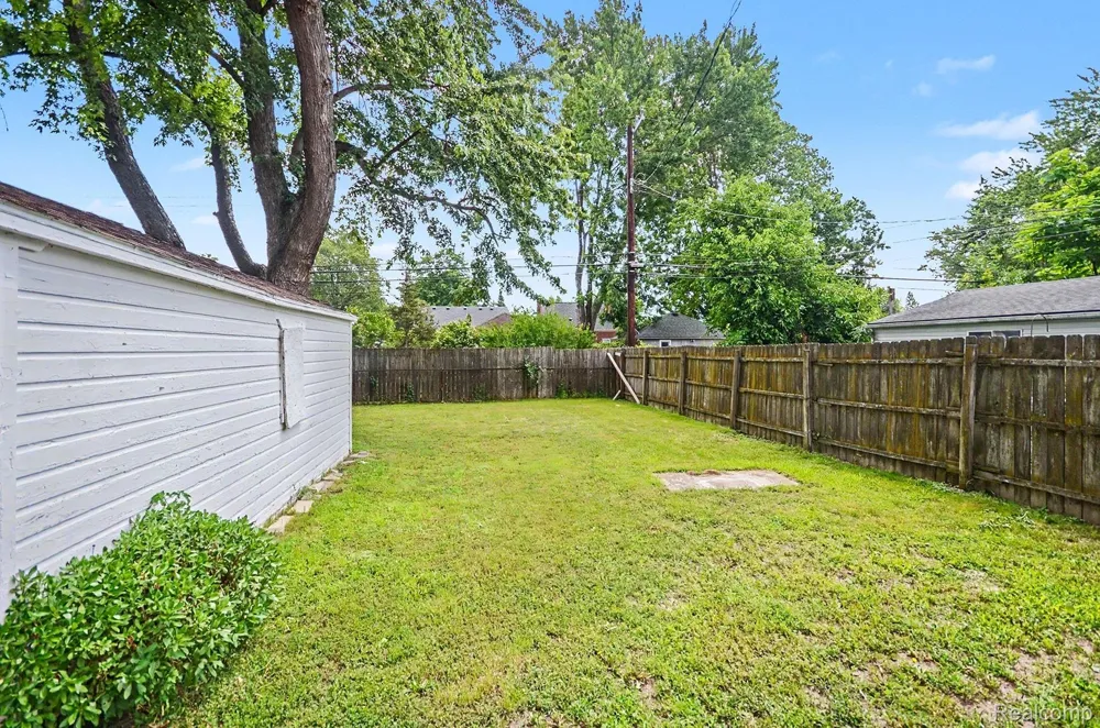 23116 Beechwood Avenue Eastpointe City, MI 48021