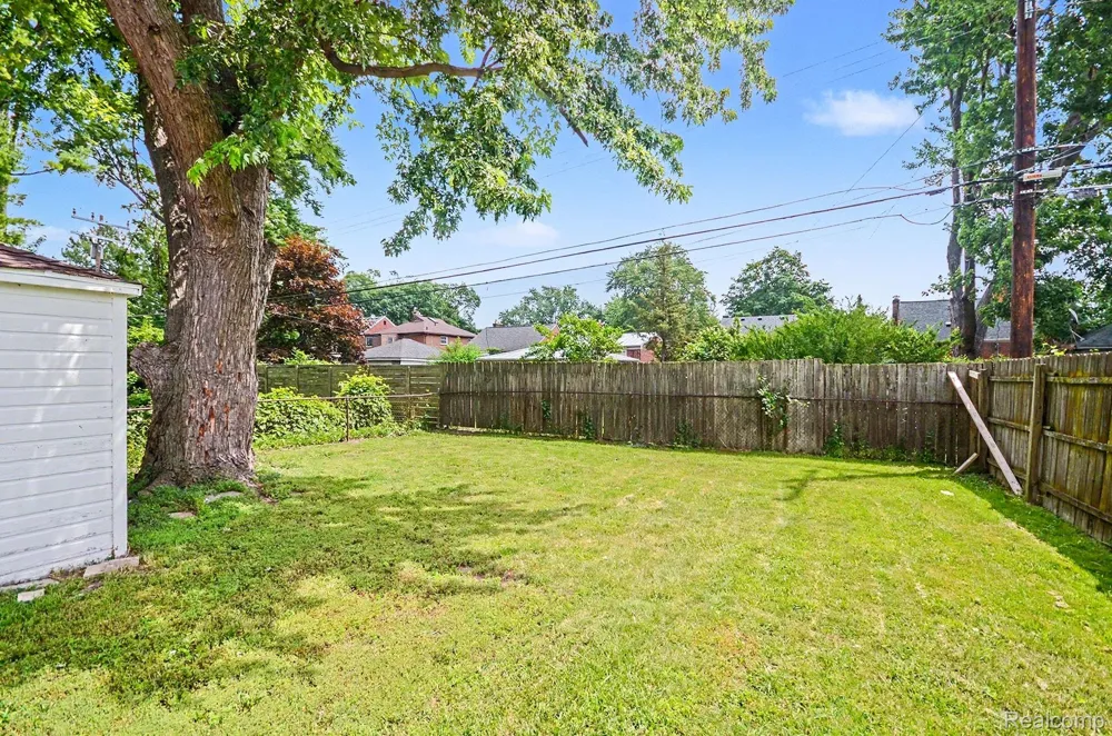 23116 Beechwood Avenue Eastpointe City, MI 48021