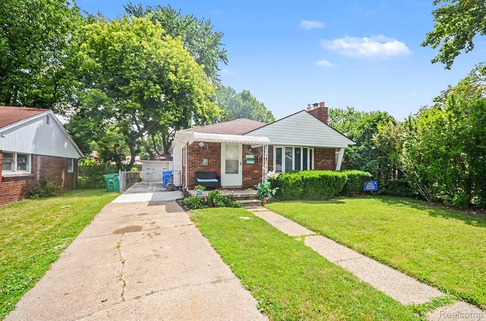 23116 Beechwood Avenue Eastpointe City, MI 48021
