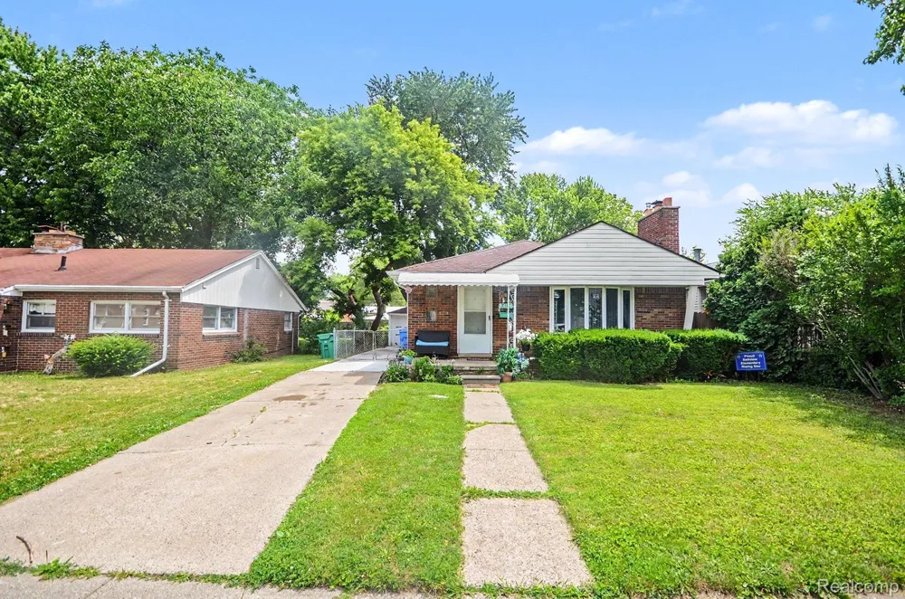 23116 Beechwood Avenue Eastpointe City, MI 48021