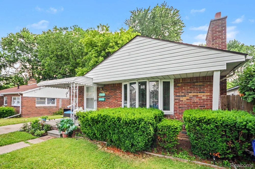 23116 Beechwood Avenue Eastpointe City, MI 48021