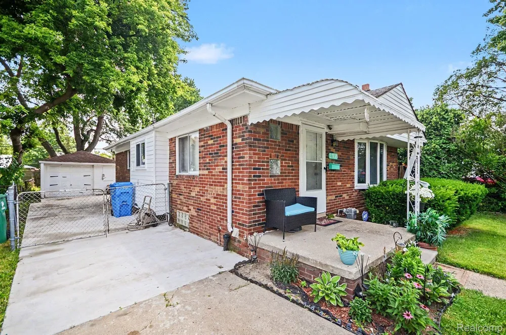 23116 Beechwood Avenue Eastpointe City, MI 48021