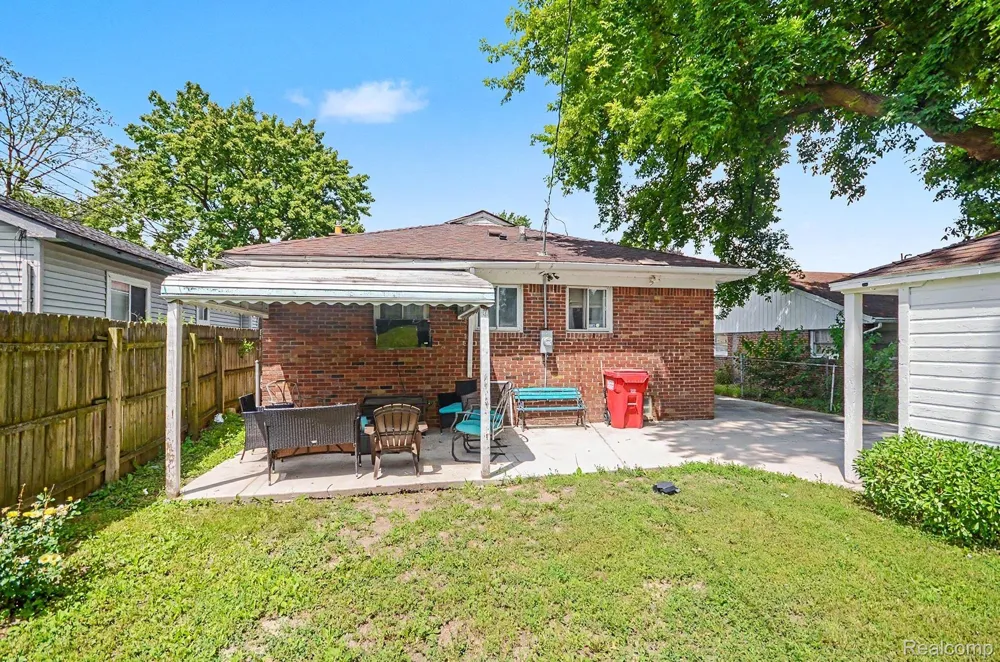 23116 Beechwood Avenue Eastpointe City, MI 48021